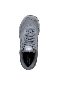 Scarpa atletica grigia con materiali in rete e suede, punta arrotondata, chiusura con lacci, colletto imbottito e logo discreto sulla linguetta.