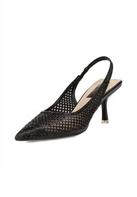 Zapato de malla negra tipo slingback con punta afilada, material texturizado, acentos decorativos y un tacón alto delgado con un detalle transparente en la base.