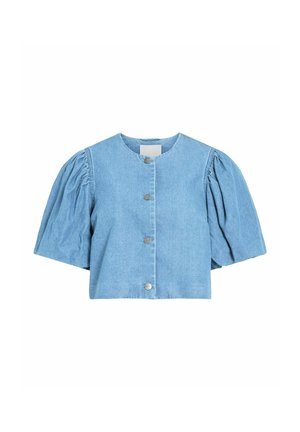 Veste courte en denim bleu clair avec col rond, manches courtes bouffantes et quatre boutons-pression argentés devant.