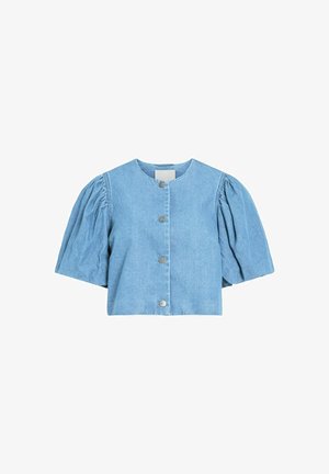 Veste courte en denim bleu clair avec col rond, manches courtes bouffantes et quatre boutons-pression argentés devant.