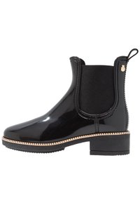 Bottes de cheville en cuir verni noir avec panneaux élastiques sur les côtés, semelle plate en caoutchouc noir et détail en accent doré au niveau du talon.