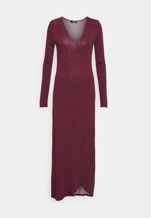 Vestido longo burgundy com mangas longas, decote em V profundo, bolinhas pretas e um design envolvente com uma fenda lateral na barra.