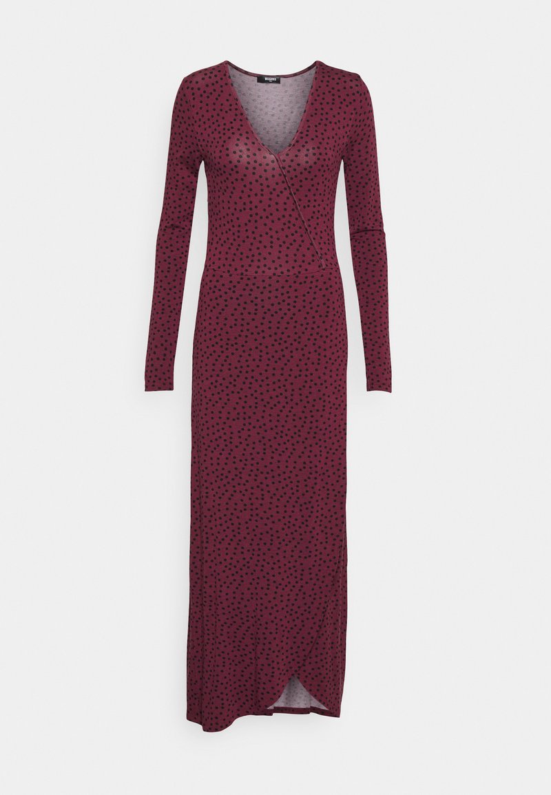 Vestido longo burgundy com mangas longas, decote em V profundo, bolinhas pretas e um design envolvente com uma fenda lateral na barra.