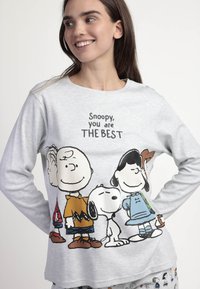 Camiseta de manga larga gris con personajes de dibujos animados Snoopy, Charlie Brown y Lucy, con el texto "Snoopy, eres EL MEJOR."