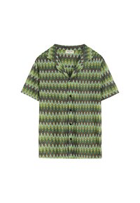 Chemise à manches courtes avec un motif zigzag en tons de vert, marron et bleu. Dotée d'un col en V et d'une fermeture à boutons sur le devant. Tissu léger.