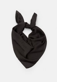 Czarny szalik wykonany z miękkiego, teksturowanego materiału. Ma kształt trójkąta z zawiązanym węzłem oraz drobnymi, wypukłymi kropeczkami rozmieszczonymi w całej powierzchni.