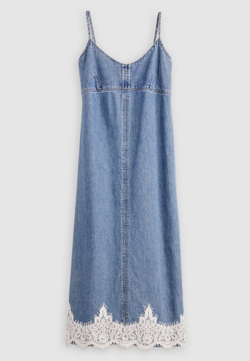 Denim-Midikleid mit dünnen Trägern, tailliertem Oberteil und weißen Spitzenbesätzen entlang des gezackten Saums.