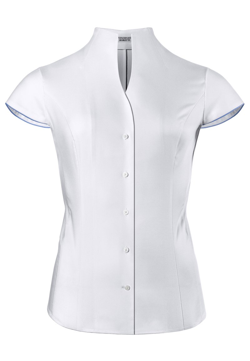 Camicia bianca con colletto alto, maniche corte e chiusura frontale con bottoni. Presenta dettagli blu all'orlo delle maniche, realizzata in tessuto liscio.