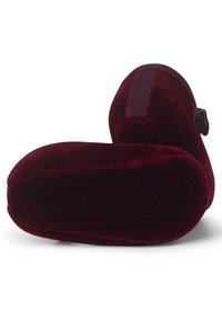 Bordeaux fluwelen schoen met afgeronde vorm en gladde textuur. Bevat een klein stoffen label en een minimalistisch ontwerp, geschikt voor casual draag.
