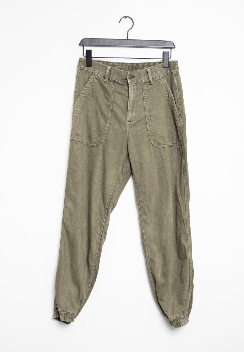 Pantalons vert olive avec une taille élastique, des jambes fuselées et des poches latérales, fabriqués en tissu texturé, suspendus à un cintre noir.