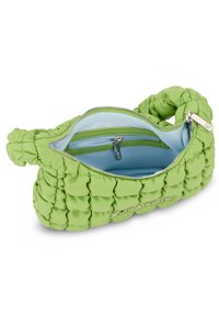 Geantă din piele verde matlasată cu închidere cu fermoar, interior în contrast de un albastru deschis și un mâner rotund. Dispune de o mică buzunar interior.