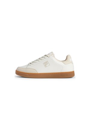 Hvit syntetisk lær sneakers med lavt design, tan gummisåle og subtil logo detalj på siden og hælen. Snørestenging.