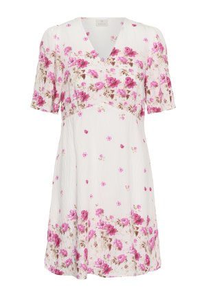 Weißes, kurzärmeliges Kleid mit V-Ausschnitt, verziert mit rosa und braunen Blumenmustern, die oben und am Saum dicht angeordnet sind, dazwischen verstreut kleinere Blüten.