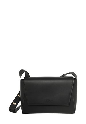 Bolso de hombro de cuero negro con forma rectangular estructurada, solapa plegada y correa ajustable con detalles en herrajes dorados.