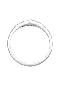 Silverfärgad bandring med en slät yta, som har en subtil, kontinuerlig vågdesign och graverad text som i insidan läser "TACKSAM".