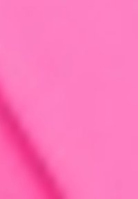 Miękka różowa tkanina z gładkimi fałdami i subtelnymi cieniami, tworząca delikatną teksturę i głębię.