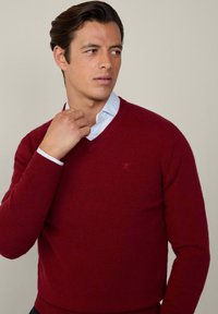 Hackett London V NECK - Vesta - winter red