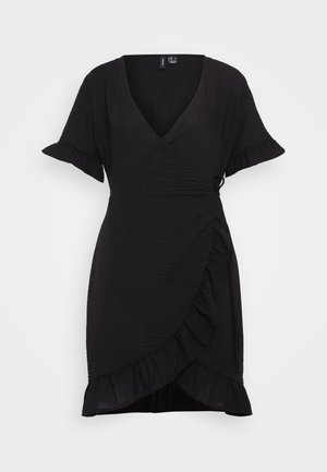 Rochie neagră, cu decolteu în V, mâneci scurte cu volane și detalii cu volane în trepte pe față, realizată dintr-un material ușor.