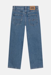 Modré džíny z denimu se rovný střih, dvě zadní kapsy, hnědá kožená nášivka a vybledlá textura na látce.