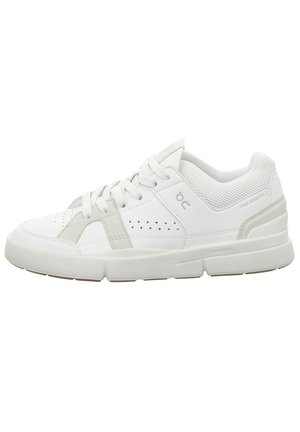 Weißer Low-Top-Sneaker mit Schnürverschluss, gepolstertem Mesh-Kragen, perforierten Seitendetails und Markenlogos auf der Sohle und der Seitenpartie.