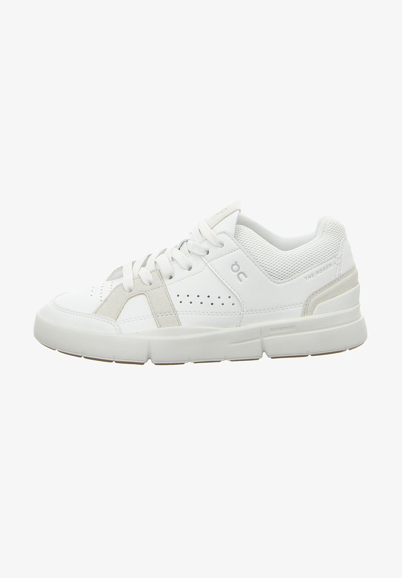 Baskets basses blanches avec fermeture à lacets, col rembourré en mesh, détails perforés sur les côtés et logos de marque sur la semelle et le panneau latéral.