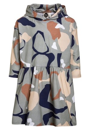 Sukienka z długim rękawem i kapturem, z marszczoną talią, zdobiona abstrakcyjnym wzorem kamuflażu w odcieniach granatu, brązu, beżu, bieli i szarości.