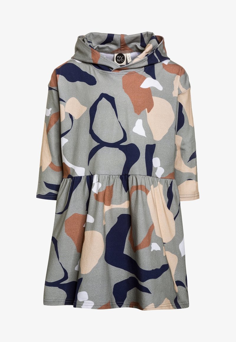 Robe à manches longues avec capuche et taille froncée, présentant un motif camo abstrait aux tons bleu marine, marron, beige, blanc et gris.