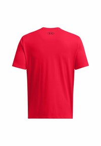 Camiseta corta roja de manga corta, hecha de una tela suave, con un cuello redondo y un pequeño logotipo negro en la parte trasera del cuello.