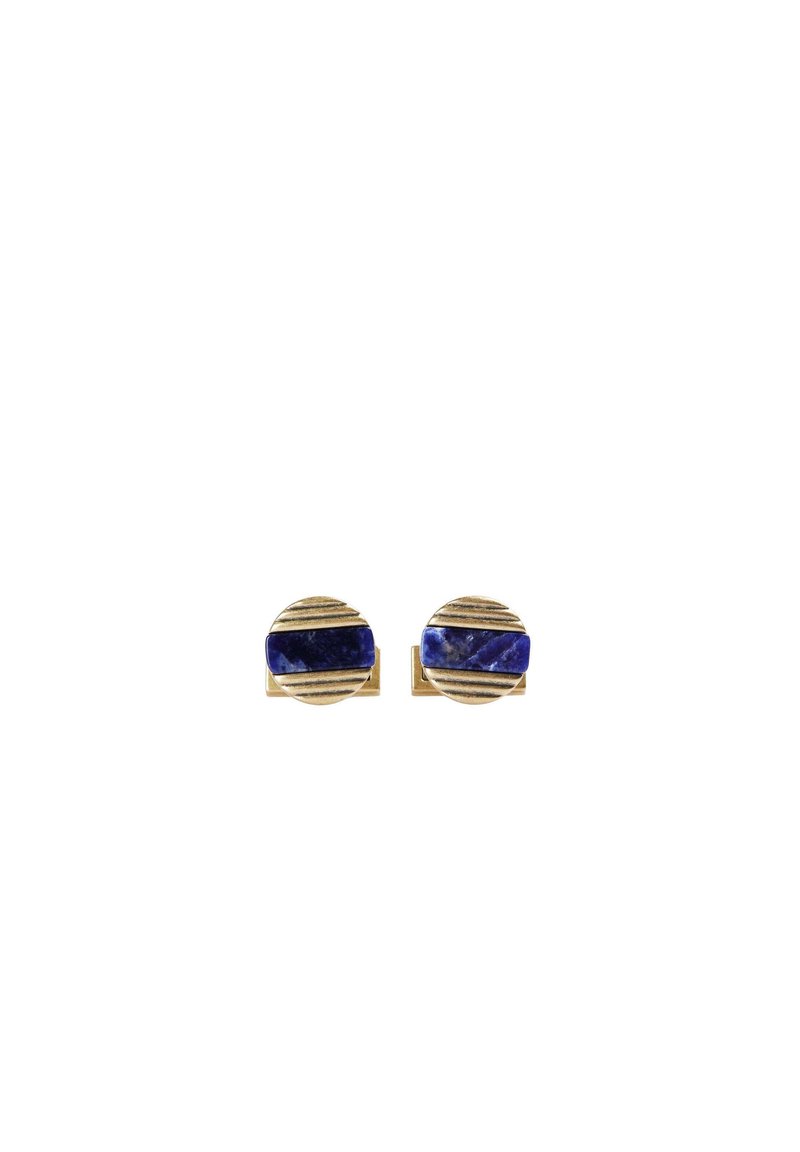 Gemelos de tono dorado con un diseño circular. Cada uno cuenta con un incrustación de lapislázuli azul y franjas horizontales texturizadas para dar detalle.