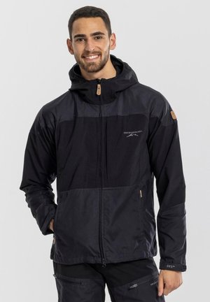 Schwarze Kapuzenjacke mit kontrastierenden matten und glänzenden Einsätzen, ausgestattet mit einem Frontreißverschluss, Taschen und einem Logo auf der Brust und dem Ärmel.