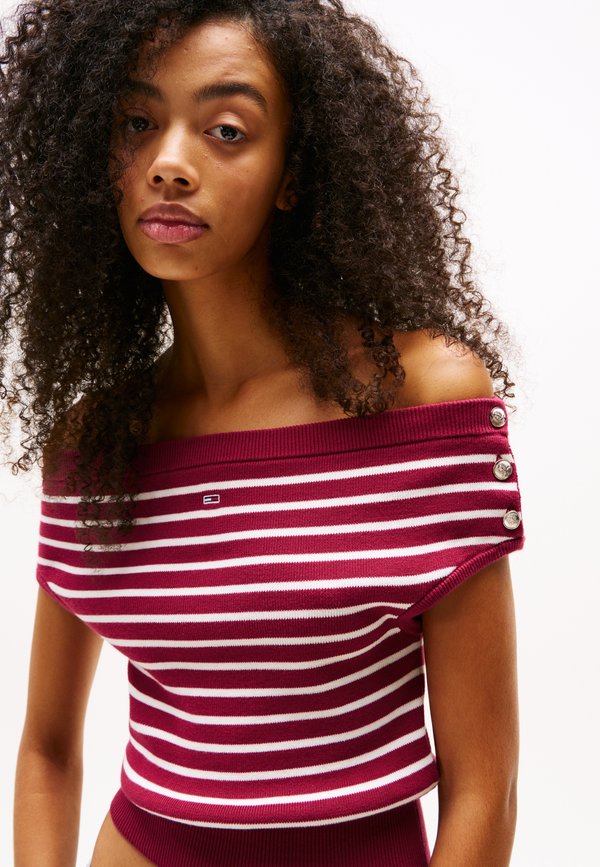 OFF SHOULDER SWEATER - Jumper - brilliant berry4