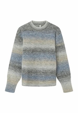 Pletený svetr v šedých a modrých odstínech s vodorovnými pruhy, s kulatým výstřihem a žebrovanými manžetami pro texturovaný vzhled.