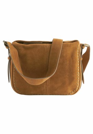 Brązowa torba na ramię zamszowa z szerokim paskiem i ozdobnymi metalowymi ćwiekami wzdłuż krawędzi, prostokątny kształt z zaokrąglonymi narożnikami.