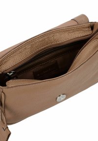 Borsa a tracolla in pelle marrone con finitura testurizzata, dotata di scomparto con zip e chiusura a bottoncino, che mette in mostra un rivestimento interno.