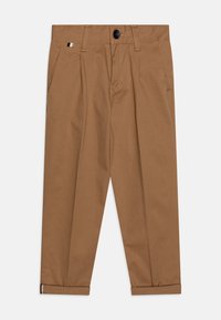 Bruna bomullsshorts med två framfickor, knappstängning och uppvikta ärmar. Har veck och en kontrasterande sidodetalj.