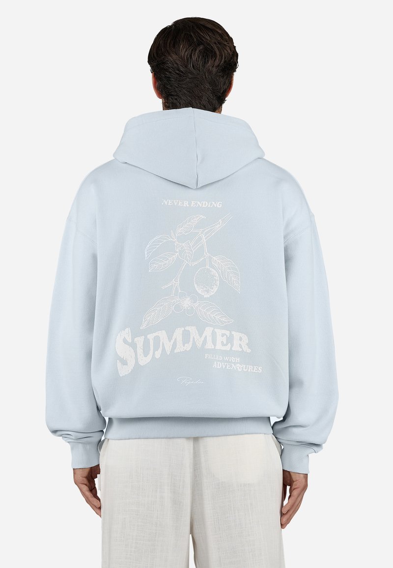 Hoodie azul claro com capuz ajustável, apresentando texto branco e gráficos de folhas na parte de trás. Punhos e barra canelados. Textura de tecido macio.