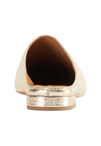 Guldmetalisk slip-on sko med en glat overflade, rund tå og en lav, flad hæl. Indersiden er i tan læder uden dekorationer.