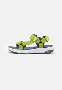 Gröna och marinblå sandaler med justerbart remdesign, vadderat fotstöd och strukturerad sula. Har en framträdande detalj vid hälen.
