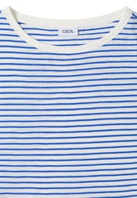 Chemise à rayures fines horizontales blanches et bleues avec col rond blanc et une étiquette indiquant "CECIL" au niveau de l'encolure.