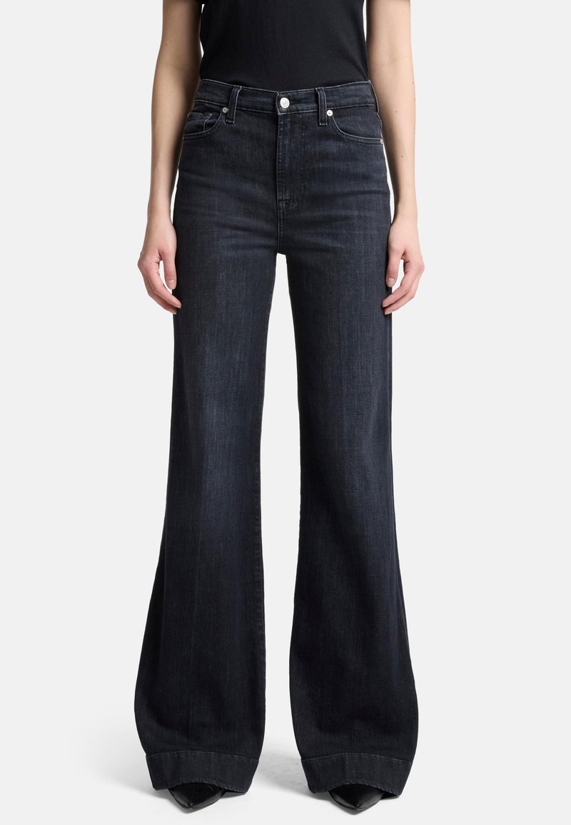 Jeans neri a gamba larga realizzati in denim, con vita alta, design a cinque tasche e leggera scoloritura, caratterizzati da una texture liscia e una finitura pulita.