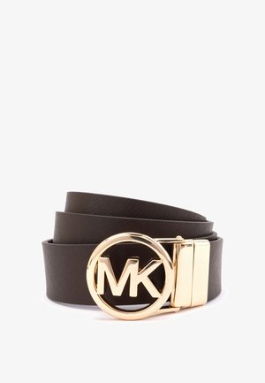 Cintura in pelle marrone con texture, dotata di una fibbia circolare dorata con il logo "MK", che presenta una finitura liscia e un design moderno.