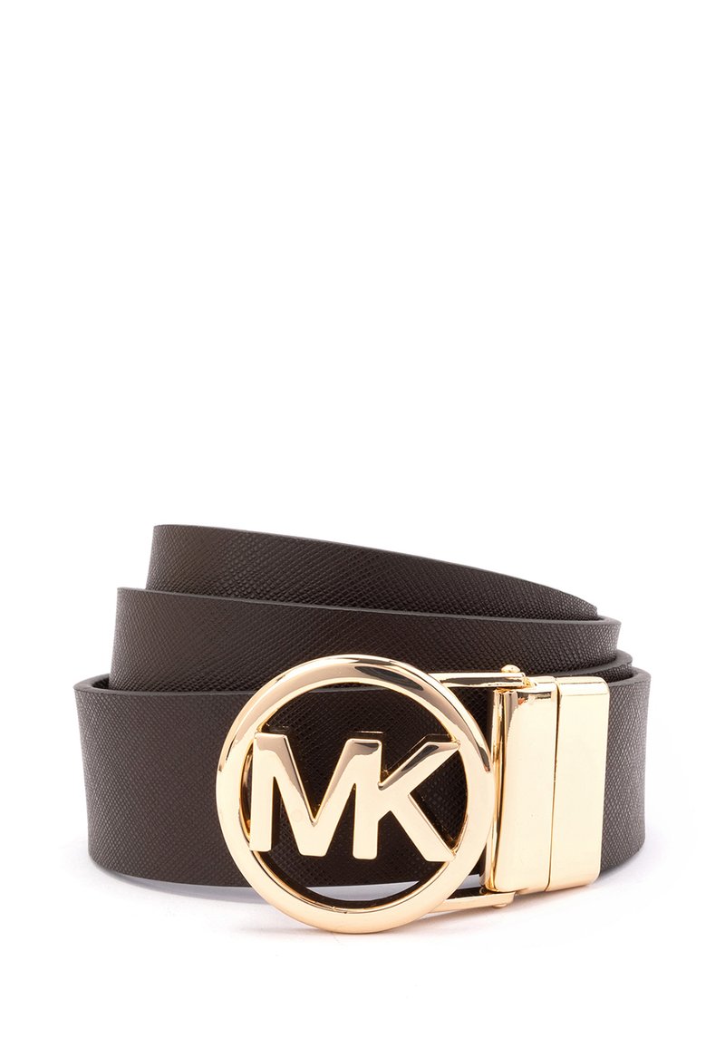 Ceinture en cuir marron texturé avec une boucle circulaire dorée affichant le logo "MK", mettant en avant une finition lisse et un design moderne.