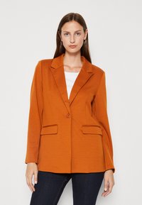 Oranžový blazer s klopovým golierom, zapínaním na jeden gombík a dvoma prednými vreckami; vyrobený z hladkej tkaniny s prispôsobeným strihom.