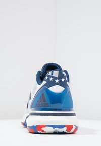 Scarpa da corsa da uomo con tomaia in mesh bianco, dettagli blu e suola multicolore con motivi rossi e bianchi. Logo con tre strisce nere.