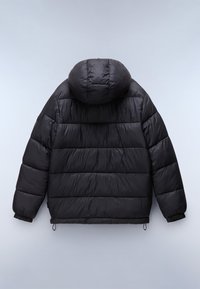 Sort quiltet pufferjakke med hætte set bagfra, med vandret syninger og elastiske manchetter på ærmerne.