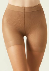 Brązowe szorty modelujące ciało wykonane z bezszwowego, elastycznego materiału o gładkiej fakturze, o długości do połowy uda, zapewniające wygodę i wsparcie.