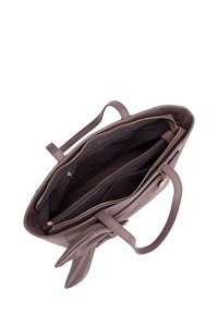 Borsa tote in pelle viola con doppie tasche con zip, esterno texture e rivestimento interno liscio. Presenta due manici resistenti e hardware dorato.