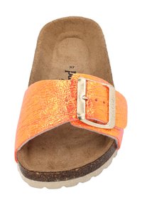 Infradito metallici arancioni con una fascia ampia, hardware in metallo argentato e una soletta sagomata in sughero; superiore testurizzato e suola piatta.