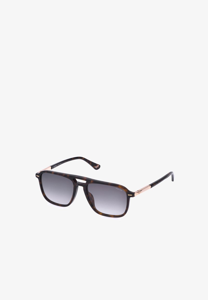 Lunettes de soleil carrées à motif écaille avec verres foncés dégradés et branches métalliques fines, posées sur un fond blanc.