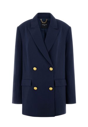 Marineblaue, doppelt geknöpfte Blazerjacke mit dezenten Nadelstreifen, goldenen Knöpfen, breiten Revers, Pattentaschen und einem schwarzen Innenetikett mit goldener Kette.